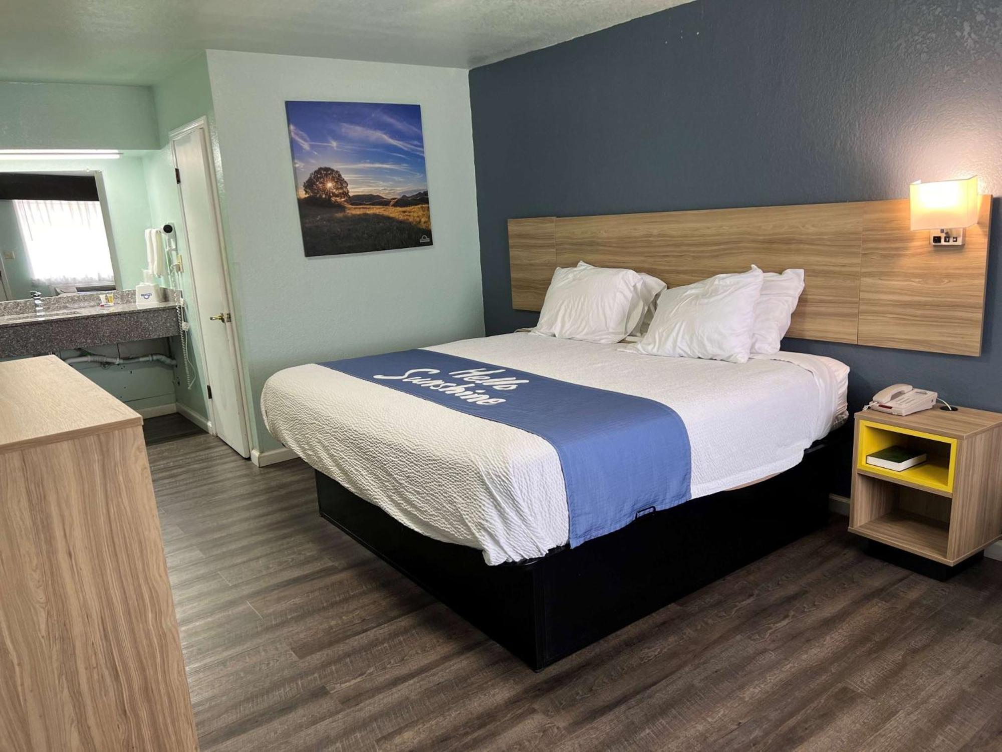 Days Inn By Wyndham Pratt Ngoại thất bức ảnh
