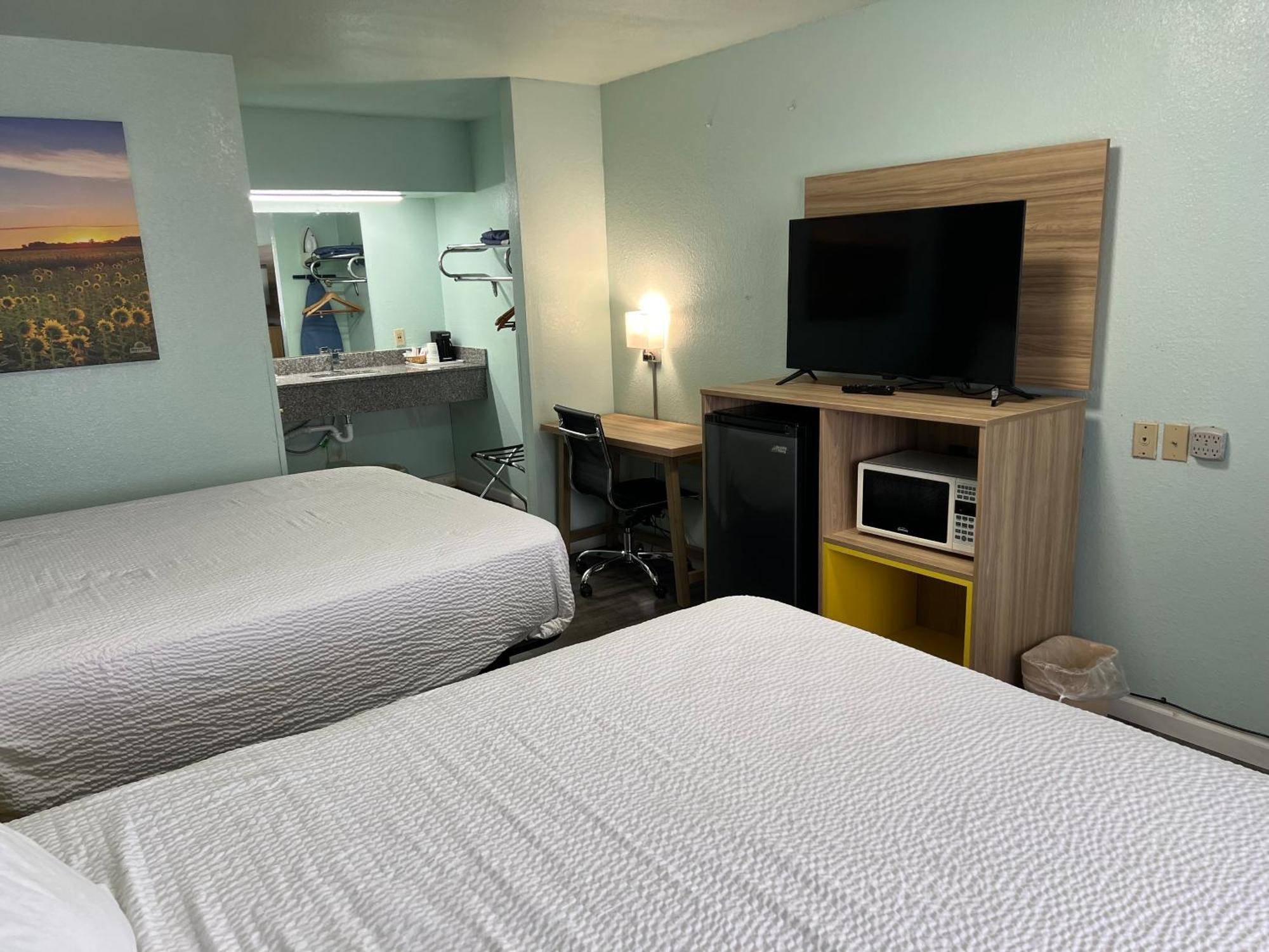 Days Inn By Wyndham Pratt Ngoại thất bức ảnh