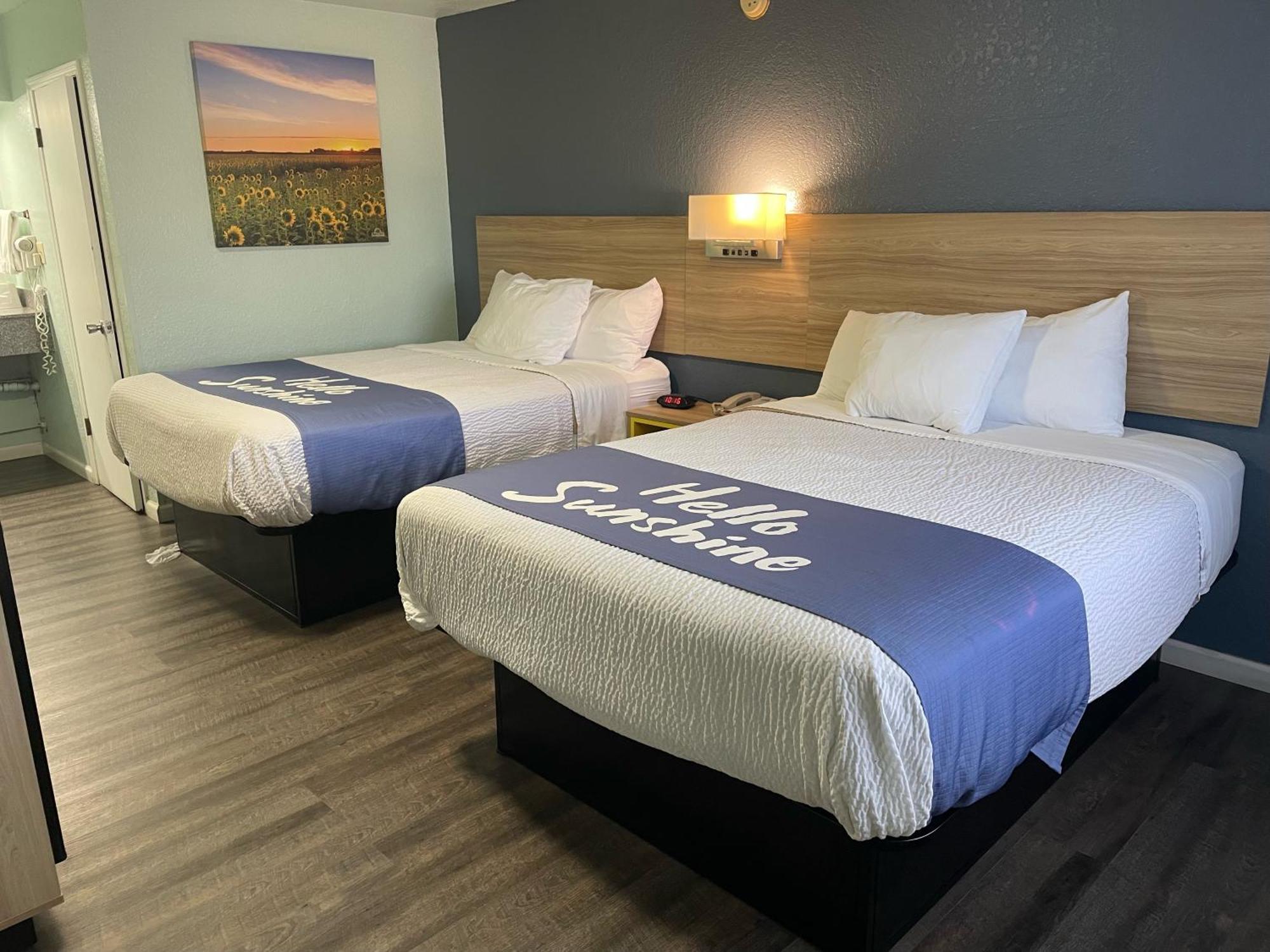 Days Inn By Wyndham Pratt Ngoại thất bức ảnh