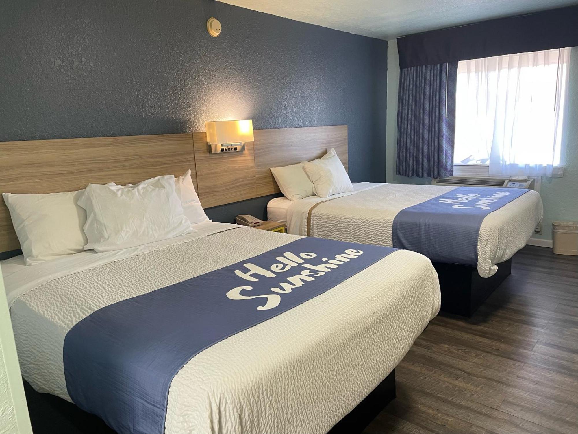 Days Inn By Wyndham Pratt Ngoại thất bức ảnh