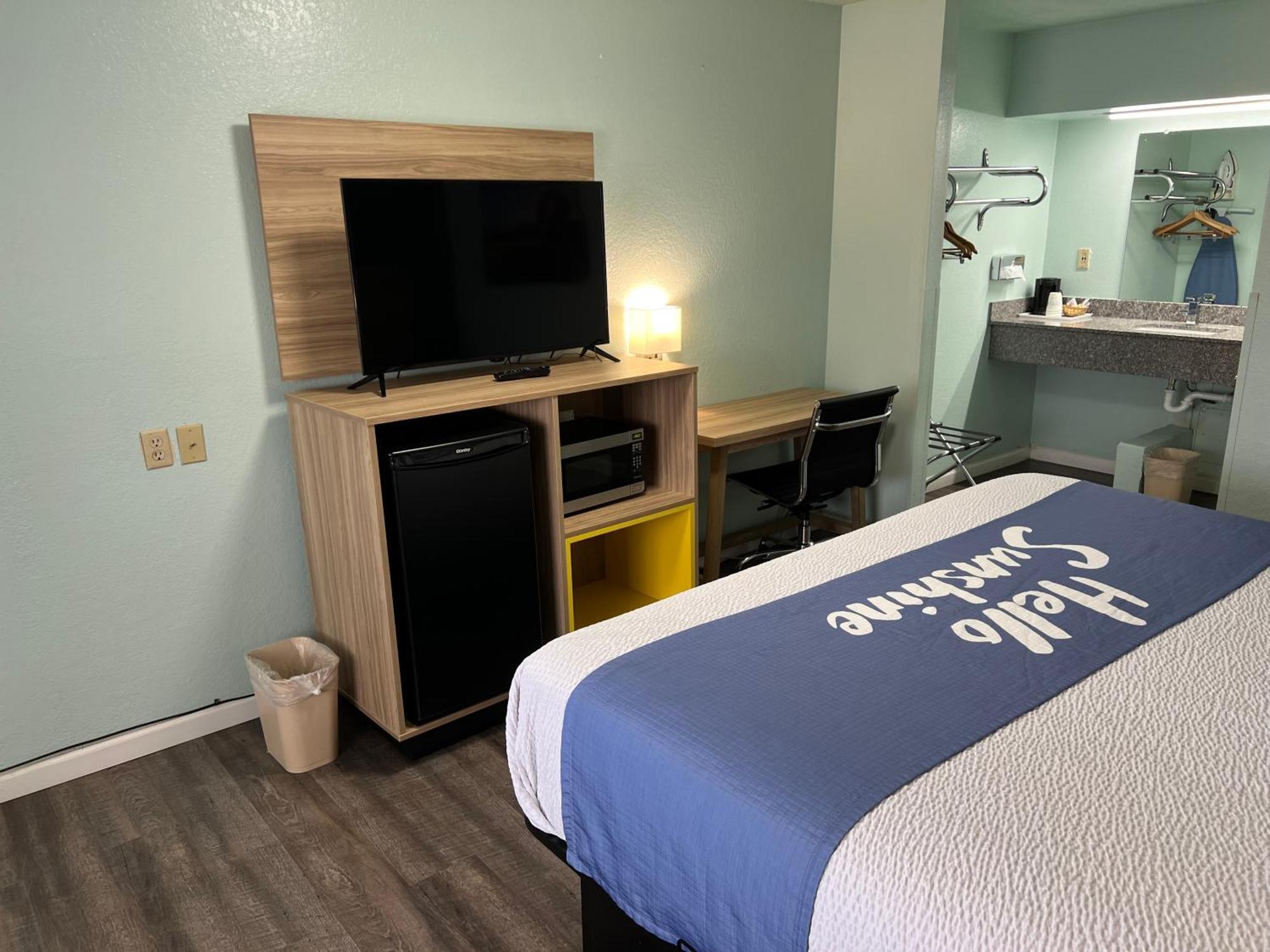 Days Inn By Wyndham Pratt Ngoại thất bức ảnh
